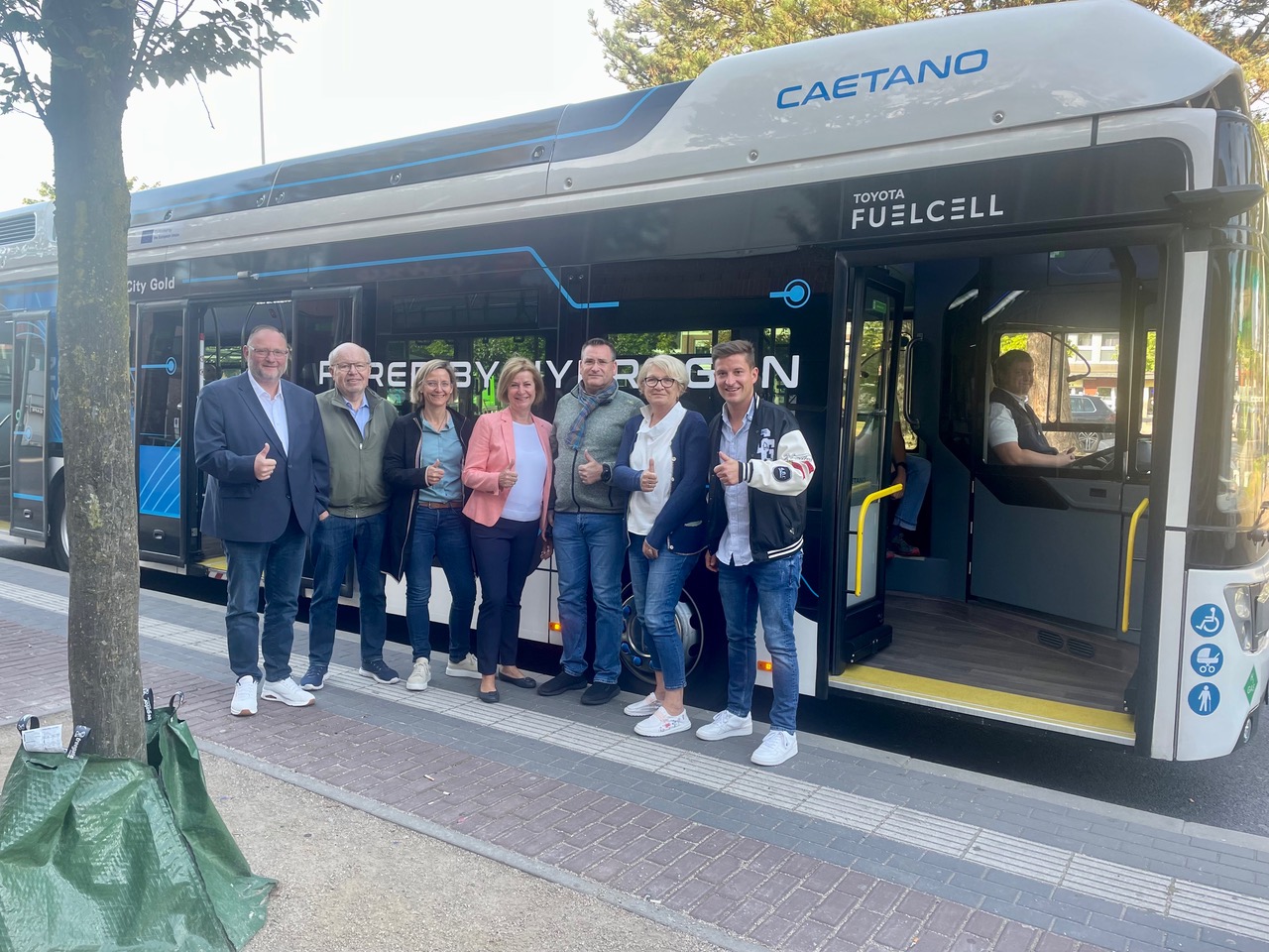 CDU Vertreter vor dem Wasserstoff Bus